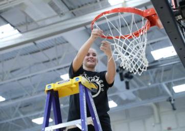 女子篮球运动员布里安娜·贝利在密歇根州立大学丹佛分校2022年RMAC锦标赛后砍下了网